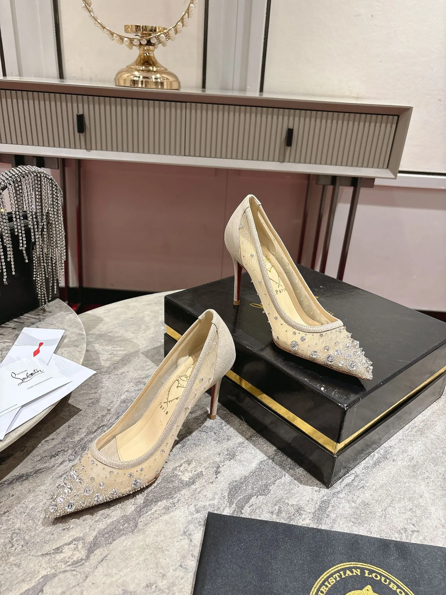 👟👟Ex-factory price 740👟👟 🆑❥∙ Mesh seam drill (single shoe)🦋✪ꫛꫀw.✔︎ This style features a slightly pointed toe made from white mesh with crystal beads and diamonds, a 65mm heel height, hand-placed crystals added to the front, and our signature Louboutin red sole with Christian Louboutin's signature and heart-shaped imprint logo on the insole. Size: 34 yards-42 yards (34.40.41.42. Customized, non-returnable and non-exchangeable‼️) Heel height: 6.5cm Color: White Apricot